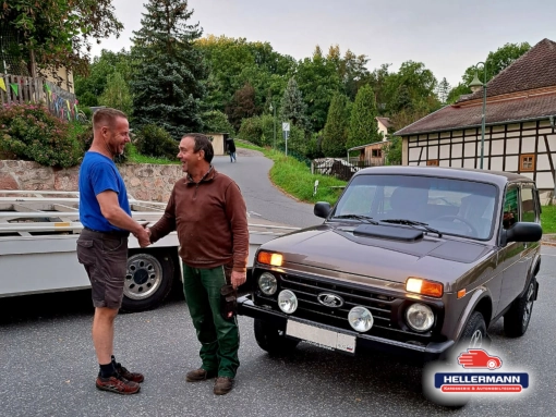 Herr Hellerman schüttelt Hand des Kunden nach Transport